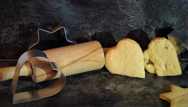 Domácí Cookies Podobě Srdce Černém Pozadí — Stock fotografie