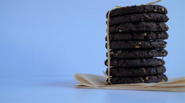 Açık arkaplanda kurdeleyle bağlanmış kek kurabiyeleri yığını