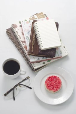 fincan kahve, kitap ve beyaz zemin üzerine lezzetli pasta