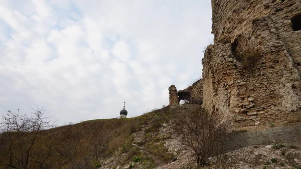 Pskov mimarlık okulunun tapınakları. Okolny şehrinin tahkimatları, çıngırak kulesi. — Stok fotoğraf