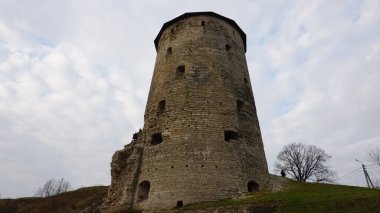 Pskov mimarlık okulunun tapınakları. Okolny şehrinin tahkimatları, çıngırak kulesi.