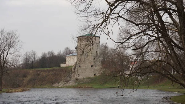 Templos da escola de arquitetura Pskov. O complexo de fortificações da cidade de Okolny, a torre de chocalho — Fotografia de Stock