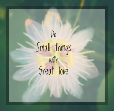 Bulanık çiçek zemin üzerine ilham alıntı