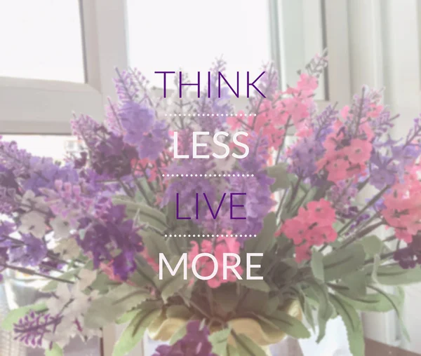 Inspirerande citat på suddiga blommor bakgrund — Stockfoto