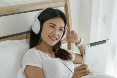 Güzel Asyalı kadın kulaklık ile müzik dinlemek