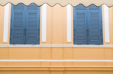 Turuncu renkli duvar mavi pencere