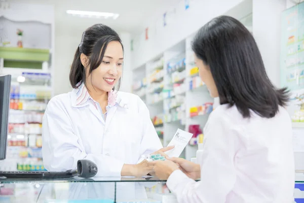 Farmacéutico que trabaja en farmacia — Foto de Stock