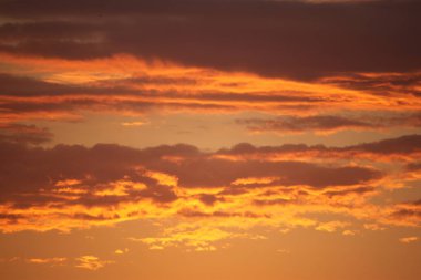 Bulutların arkaplan dokusuyla güzel gün batımı gökyüzü