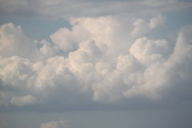 Arkaplan dokusunu kapatan bulutlu gökyüzü