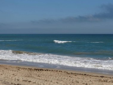 Beyaz şapkalı deniz dalgaları