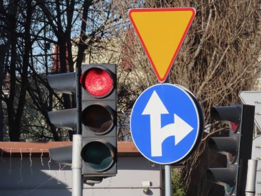 Trafik ışıkları, yol işaretleri.