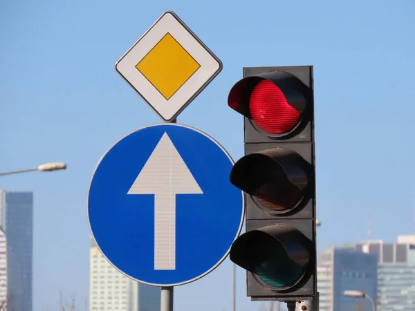 Ampeln, Verkehrsschilder — Stockfoto