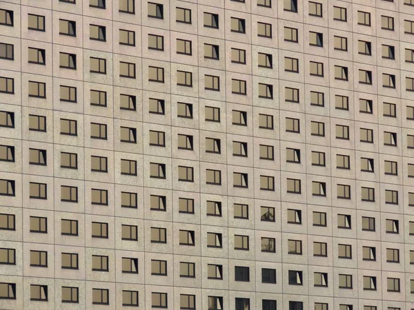 Окна современного здания — стоковое фото