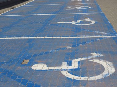 Birçok engelli park yeri