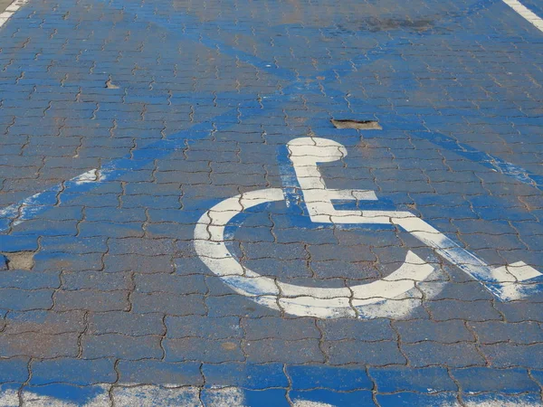 Lugar de estacionamento desativado — Fotografia de Stock