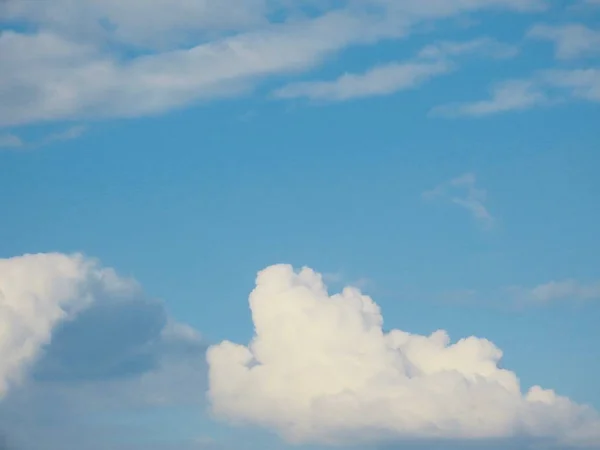 Blauer Himmel weiße Wolken — Stockfoto