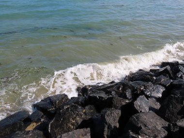 Siyah kayalıklarda dalgalar