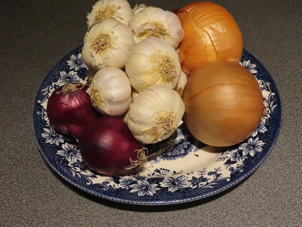 Knoblauch und Zwiebeln auf Teller — Stockfoto