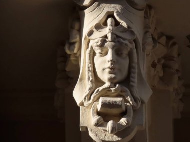 Sadece beyaz bir yüz.