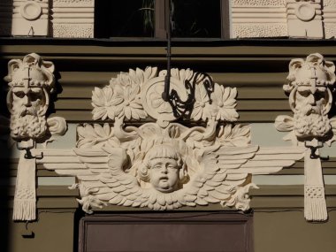 Ön cephede Jugendstil dekorasyonu