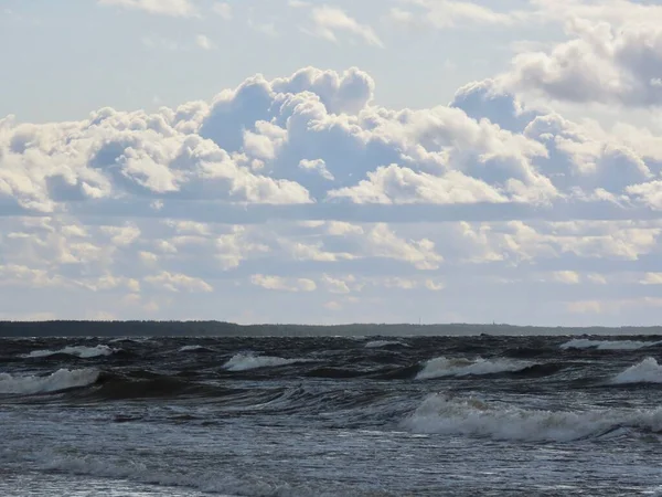 Nubes altas sobre el mar — Foto de Stock