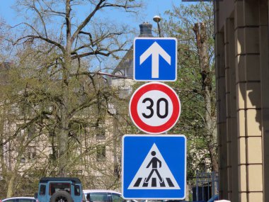 Şehir içinde yol işaretleri