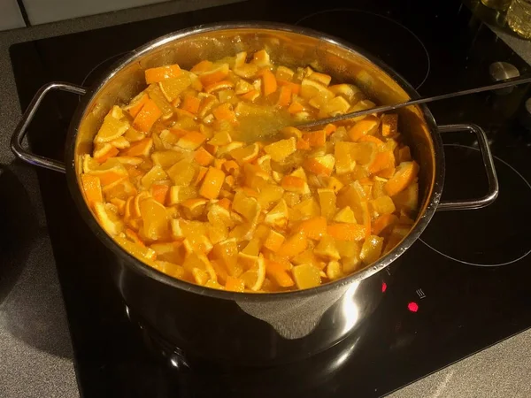 Sinaasappelstukjes in pot — Stockfoto