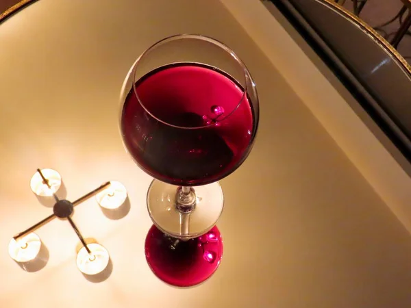 Wine glass on mirror — Stockfoto