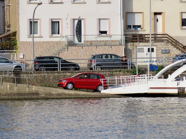 Red car on ferry — Stockfoto
