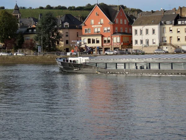 Barco de carga em Moselle — Fotografia de Stock