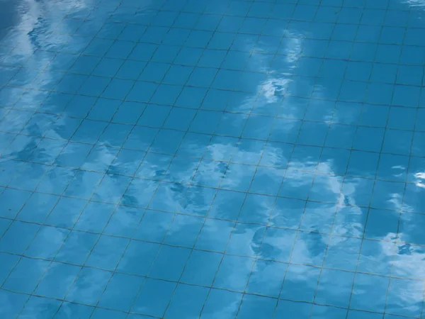 Clouds reflection in pool — Zdjęcie stockowe
