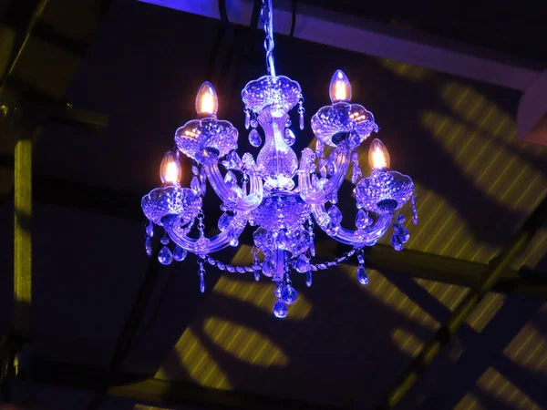 Lampadario acrilico in luce viola — Foto Stock