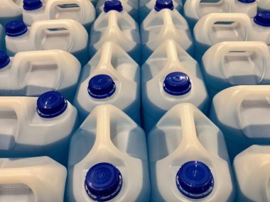 Mavi kapaklı şişeler