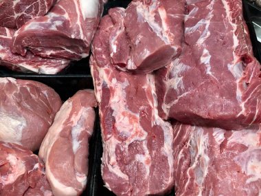 Çiğ et parçaları.