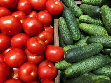 Domates ve salatalık.