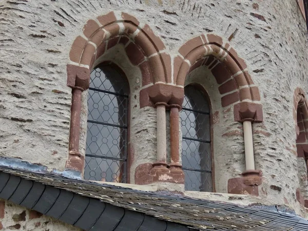 レンガ造りの裏地付き中世の窓 — ストック写真