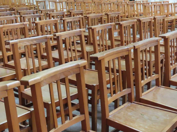 Kilisede sandalyeler