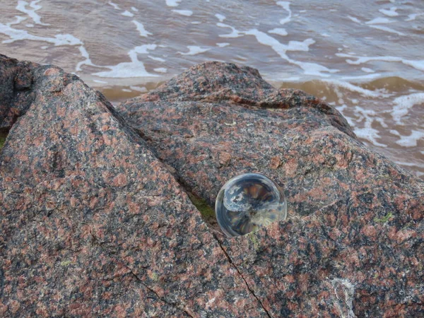 Kaya üzerinde kristal küre — Stok fotoğraf