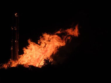 Sütunlu şenlik ateşi