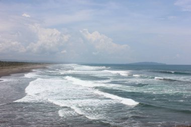 Batu hiu 'daki kumsal, deniz ve bulutlar, Batı Java, Endonezya