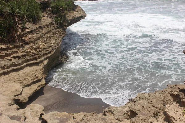 Скалы Морские Волны Тропическом Пляже — стоковое фото