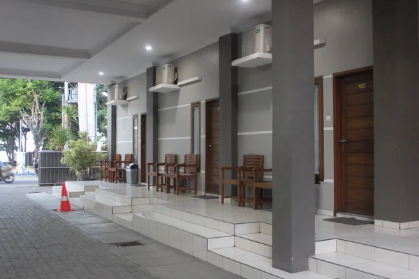 Pangandaran sahilindeki modern otel binasının dışı, Batı Java, Endonezya
