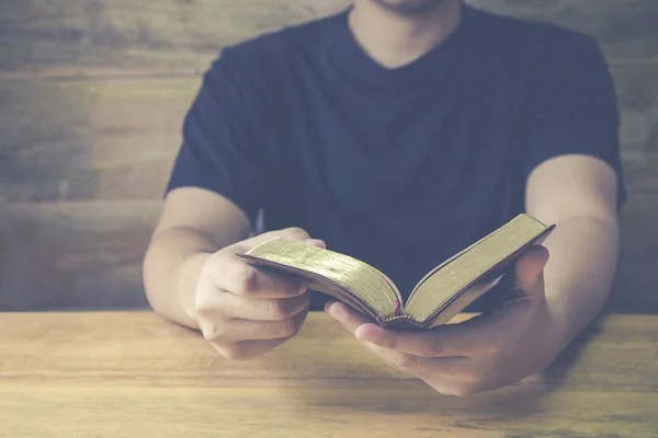 Primer Plano Hombre Mano Sostiene Lectura Sagrada Biblia Mesa Madera — Foto de Stock