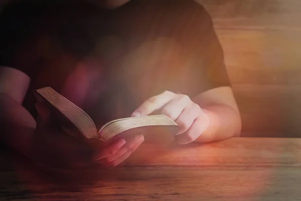 Primer Plano Hombre Mano Sostiene Lectura Sagrada Biblia Mesa Madera — Foto de Stock