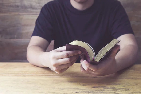 Nahaufnahme Eines Mannes Der Die Bibel Der Hand Hält Und — Stockfoto