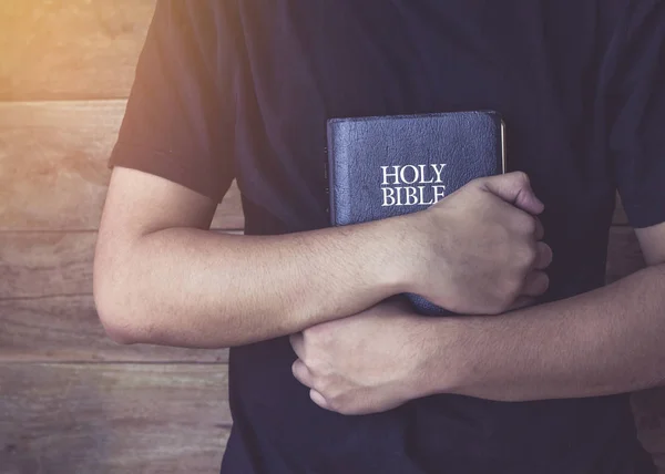 Primer Plano Hombre Sosteniendo Biblia Mientras Está Pie Sobre Pared — Foto de Stock