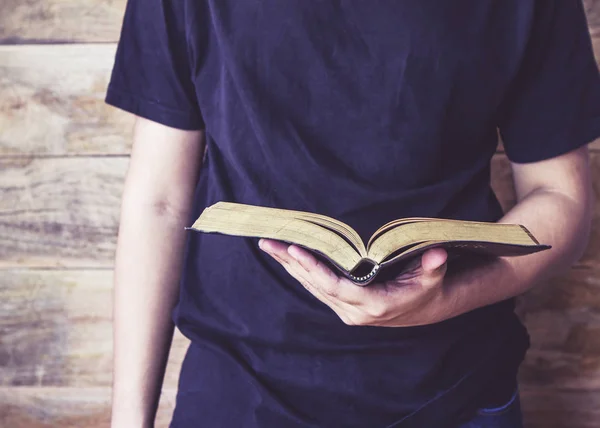 Primer Plano Hombre Mano Sostiene Lectura Sagrada Biblia Mesa Madera —  Fotos de Stock