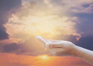 Bir adam dua etmek ve Tanrı 'ya ibadet etmek için ellerini havaya kaldırır. Özgürlük kavramı veya Hıristiyan geçmişi