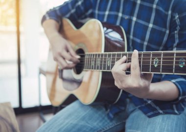 Gitar çalan bir adama yaklaş.