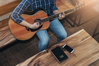 İncille gitar çalan bir adamın ahşap masada telefon çalması, Hıristiyan ibadeti kavramı.